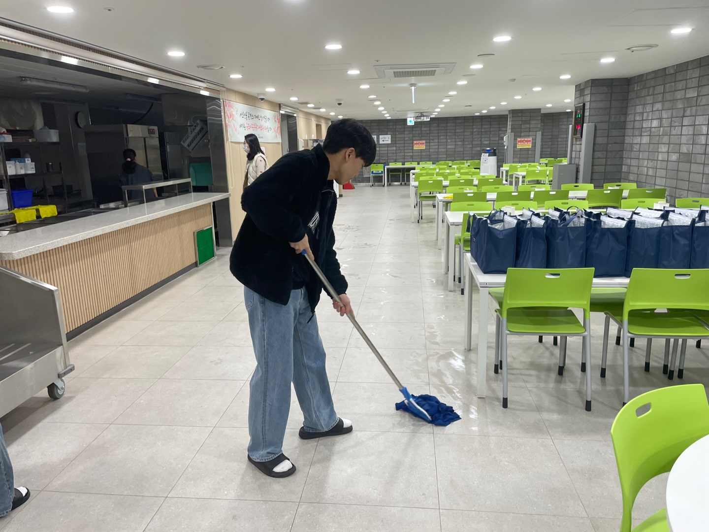 봄맞이 복지관 대청소 진행 소식 봄맞이 복지관 대청소 진행 소식